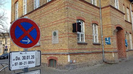 Das "Polizeirevier" in der dritten Staffel von "Soko Potsdam" ist offenbar nun das ehemalige IHK-Gebäude in der Wichgrafstraße 2. Dort hängen, verborgen hinter blauen Plastikmüllsäcken, Schilder mit der Aufschrift "Polizei Brandenburg".