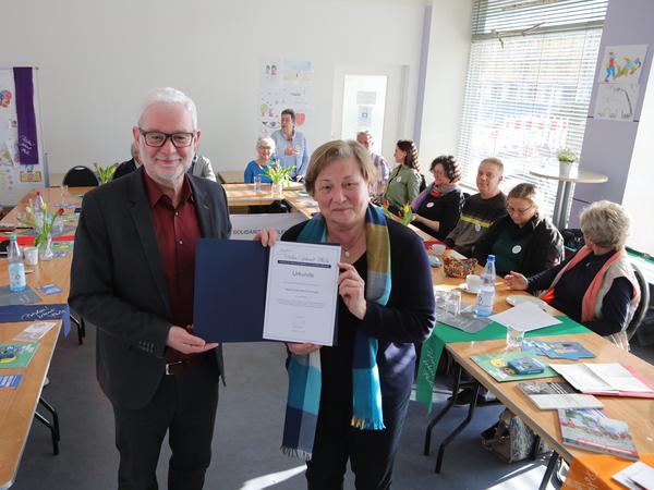 Dezernent Dieter Jetschmanegg überbrachte die Grüße des Oberbürgermeisters und überreichte Jutta Michelsen eine Urkunde.