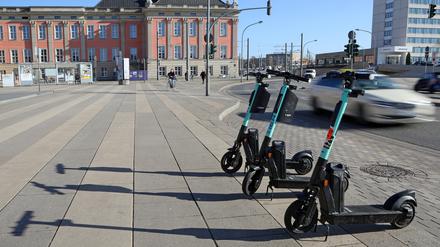 E-Scooter zur Leihe stehen auch in Potsdam auf Straßen und Wegen - und nicht immer so ordentlich wie hier vor dem Landtag. 