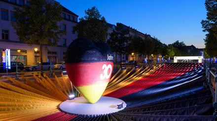 Ein schwarz-rot-goldenes Herz im Stadtkanal wurde zum Symbol der Einheits-Expo in Potsdam.