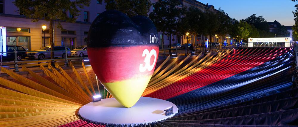 Ein schwarz-rot-goldenes Herz im Stadtkanal wurde zum Symbol der Einheits-Expo in Potsdam.