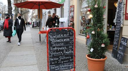 Wie hier in der Lindenstraße wird an vielen Stellen in der Innenstadt aktuell Glühwein verkauft.
