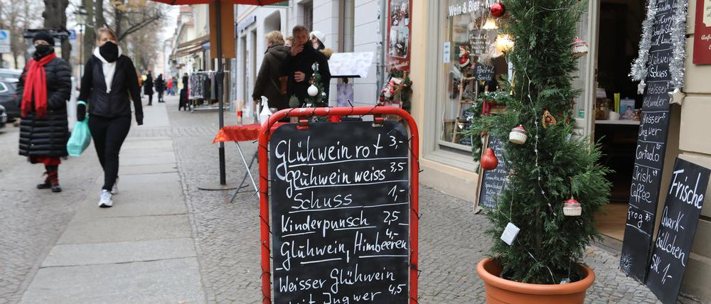 Wie hier in der Lindenstraße wird an vielen Stellen in der Innenstadt aktuell Glühwein verkauft.