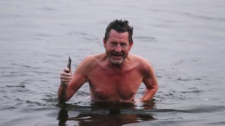 Kai Diekmann nimmt regelmäßig ein Bad im Jungfernsee - auch bei eisiger Kälte.