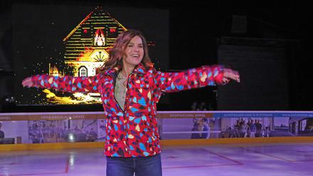 Eiskunstläuferin Katarina Witt eröffnet die Indoor-Eisbahn.