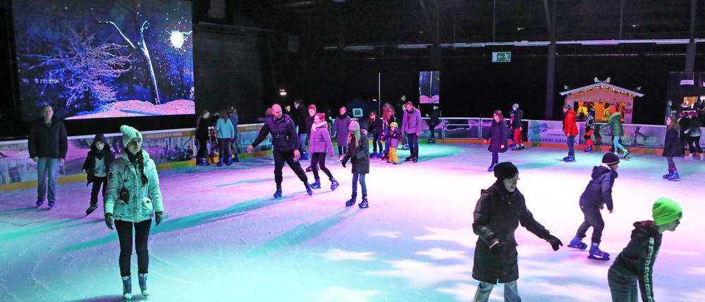 Eisbahn in der Caligarihalle im Filmpark Potsdam