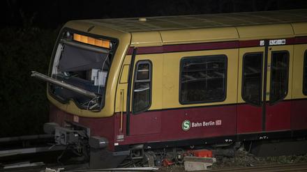 Die entgleiste S-Bahn am Bahnhof Lichtenberg. 