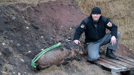 Sprengmeister Mike Schwitzke neben einer entschärften 250kg- Fliegerbombe, die 2017 in Potsdam gefunden worden ist. 