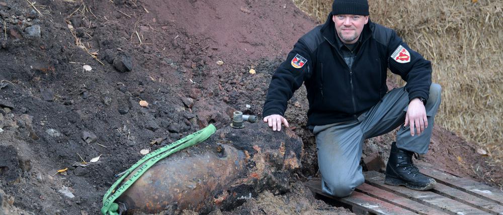 Sprengmeister Mike Schwitzke neben einer entschärften 250kg- Fliegerbombe, die 2017 in Potsdam gefunden worden ist. 