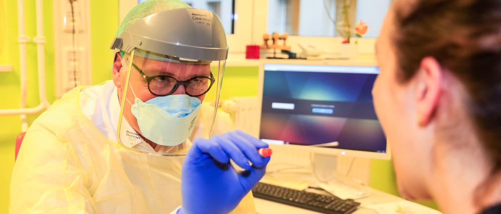 Tillmann Schumacher, Facharzt für Innere Medizin und Infektiologie beim Ernst von Bergmann-Klinikum, nimmt einen Abstrich, um eine Patientin auf das Coronavirus zu überprüfen.