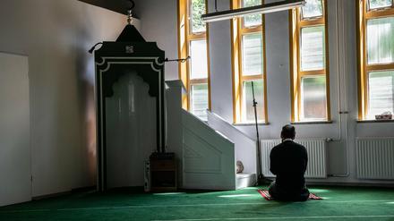 Ein Gemeindemitglied betet in der Al-Farouk-Moschee in Potsdams Innenstadt. Dort wird der Schutz nun verstärkt.