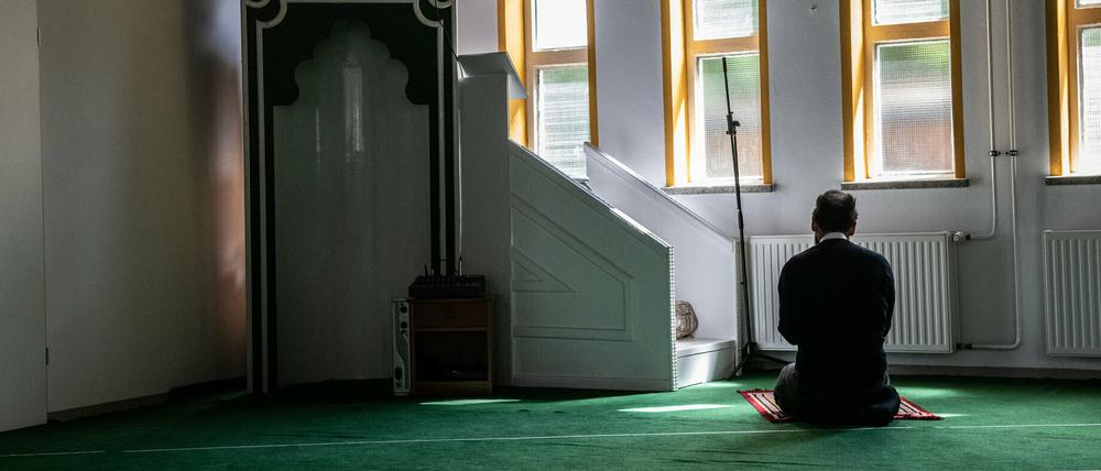 Ein Gemeindemitglied betet in der Al-Farouk-Moschee in Potsdams Innenstadt. Dort wird der Schutz nun verstärkt.