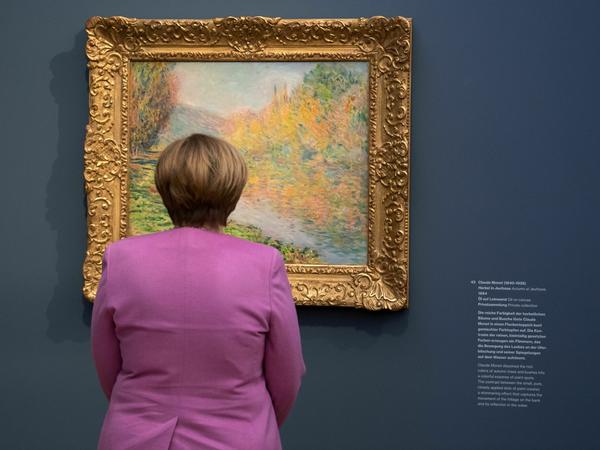 Bundeskanzlerin Angela Merkel (CDU) steht am 20. Januar 2017, bei einem Rundgang anlässlich der offiziellen Eröffnung des Museums Barberini, vor dem Gemälde "Herbst in Jeufosse" von Claude Monet.
