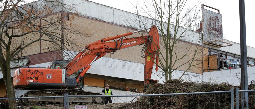 Erste Baumaßnahmen zur Sanierung des ehemaligen Terrassenrestaurants "Minsk" in Potsdam haben begonnen.