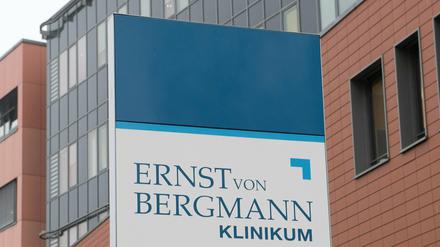 Blick auf den Eingang der Notaufnahme des Ernst von Bergmann Klinikums.