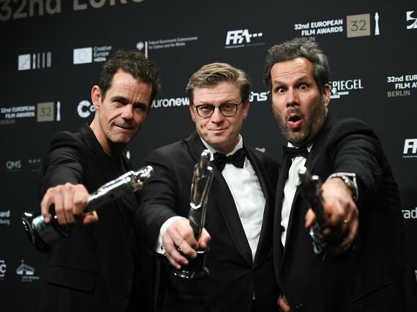 Ausgezeichnet: Die Regisseure Tom Tykwer, Hendrik Handloegten und Achim von Borries (v.l.) mit ihren Europäischen Filmpreisen für "Babylon Berlin".