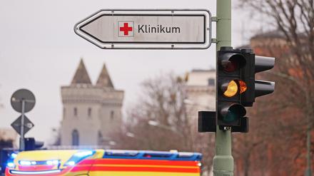 Die Notfall-Versorgung für Menschen mit schweren Erkrankungen gerät im Zuge der Coronakrise in Potsdam immer stärker an den Rand der Belastbarkeit.