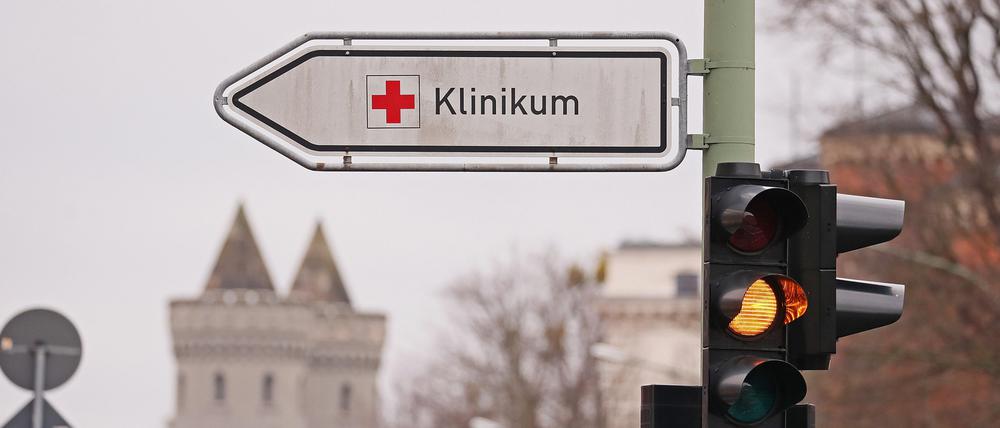 Die Notfall-Versorgung für Menschen mit schweren Erkrankungen gerät im Zuge der Coronakrise in Potsdam immer stärker an den Rand der Belastbarkeit.