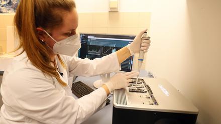 Michaela Press bei der Sequenzierung im Labor des Bergmann-Klinikums. 