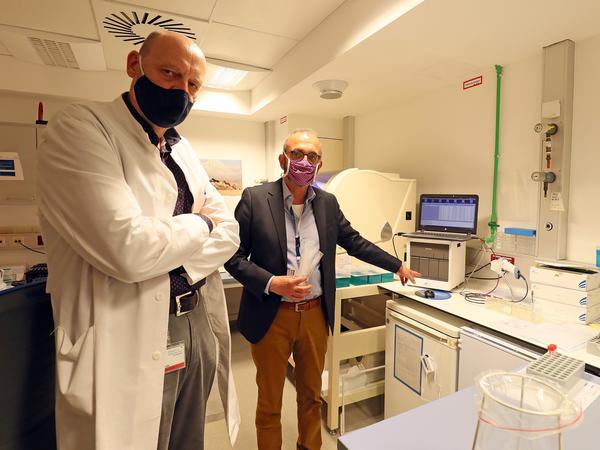 Der Corona-Schnelltester, den die Laborchefs Manfred Schulte (l.) und Evangelos Tsekos hier zeigen, ist für Geburtshilfe und Notaufnahme reserviert.