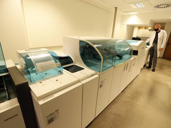Die Maschinen für die Antikörpertests waren in dem Kliniklabor von Manfred Schulte schon vorhanden.