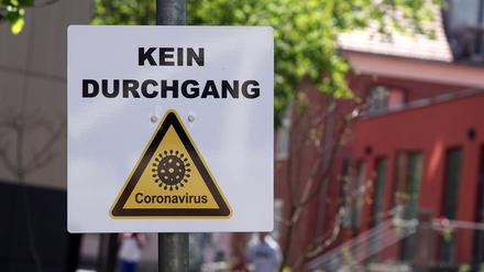 Corona-Warnschild vor der Covid-Station des Klinikums "Ernst von Bergmann" in Potsdam.