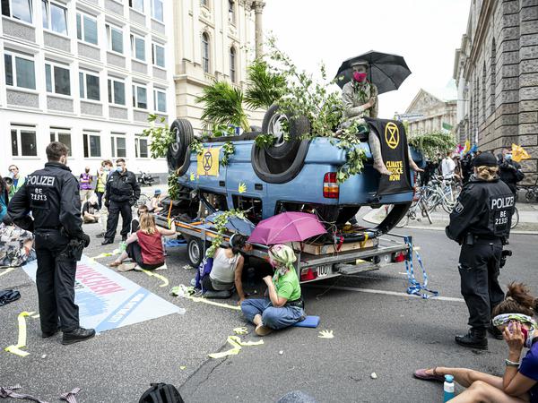Symbol des Protests: ein umgedrehter Geländewagen.