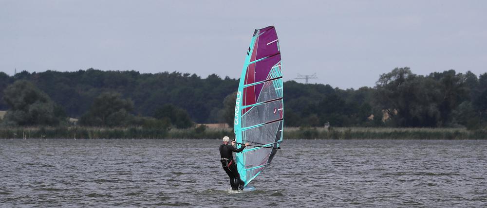 Windsurfer und andere Wassersportler fürchten, dass sie ihren Sport bald nicht mehr auf dem Fahrländer See ausüben dürfen.