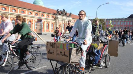 Die Grünen fordern eine autofreie Potsdamer Innenstadt. Dafür demonstrierten auch Fahrrad-Aktivisten im Oktober 2018, wie hier zu sehen.