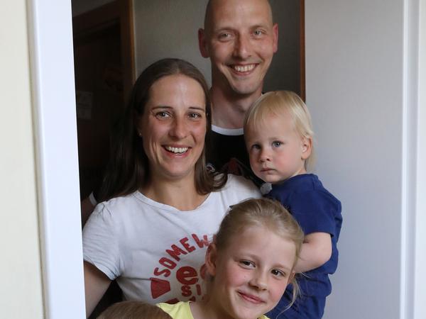 Nur bis zur Tür. Seit fast sechs Wochen sind Ramona Franke, ihr Partner Thomas Lemke und ihre drei Kinder wegen Ramonas Coronainfektion daheim isoliert.