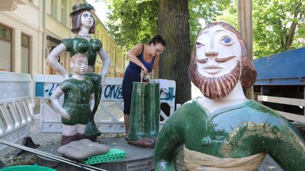 Die Zossener Künstlerin Kerstin Becker repariert den Vater der beliebten Figurengruppe Familie Grün.