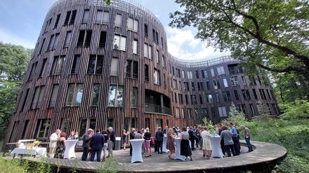 Zahlreiche Menschen gratulierten dem Potsdam-Institut für Klimafolgenforschung (PIK) auf dem Telegrafenberg zum 30-jährigen Bestehen.