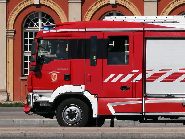 Potsdamer Feuerwehrfahrzeug im Einsatz (Symbolbild).