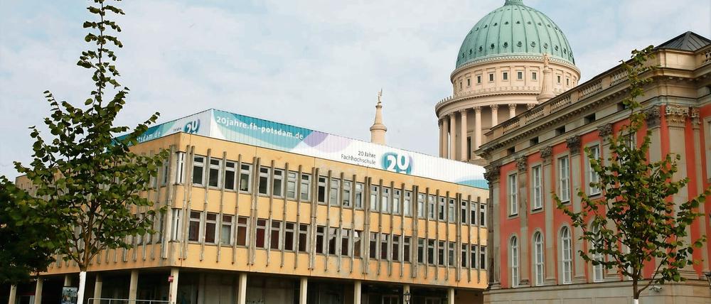 Mit dem Abriss der Fachhochschule Potsdam am Alten Markt gehe ein großzügig öffentlich nutzbarer Raum im Herzen der Stadt verloren, argumentieren die Aktivisten.