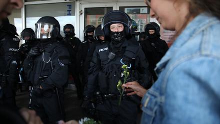 Mindestens 170 Polizisten waren am frühen Abend an der FH vor Ort. Protestierende reichten einigen Blumen.