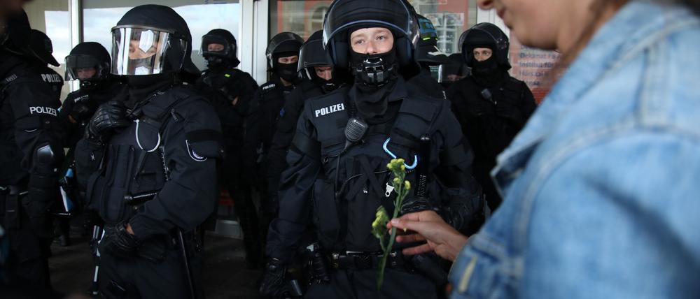 Mindestens 170 Polizisten waren am frühen Abend an der FH vor Ort. Protestierende reichten einigen Blumen.
