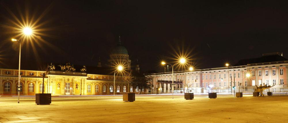 Das Filmmuseum und das Stadtschloss - im Hintergrund die Nikolaikirche. 