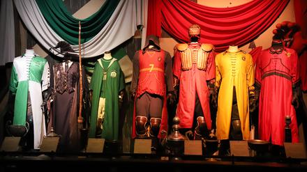 Kurz vor dem Spiel. Quidditch-Kostüme in der Hary Potter-Ausstellung in Potsdam Babelsberg.