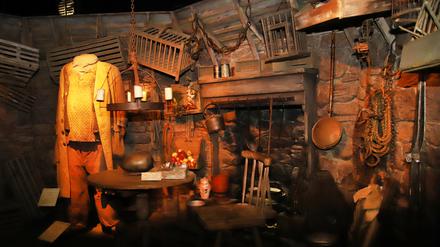 Beim Wildhüter. Die Hütte von Rubeus Hagrid ist in der Ausstellung detailgetreu nachempfunden. Darin können Besucher sein Kostüm betrachten, und in seinem großen Sessel Platz nehmen. 