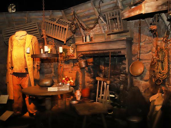 Beim Wildhüter. Die Hütte von Rubeus Hagrid ist in der Ausstellung detailgetreu nachempfunden. Darin können Besucher sein Kostüm betrachten, und in seinem großen Sessel Platz nehmen. 