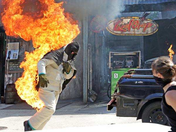 Besondere Saison. Auch wenn die Stuntleute Masken tragen müssen, bleibt der Klassiker der Filmpark-Stuntshow: Der brennende Mann.