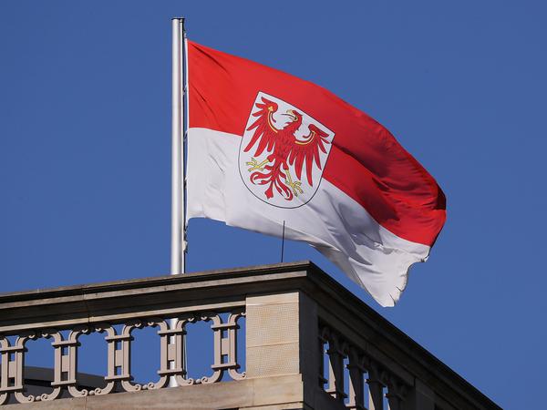 Die brandenburgische Flagge auf dem Landtag in Potsdam.