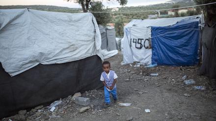Ein Kind im provisorischen Lager neben dem eigentlichen Flüchtlingslager Moria