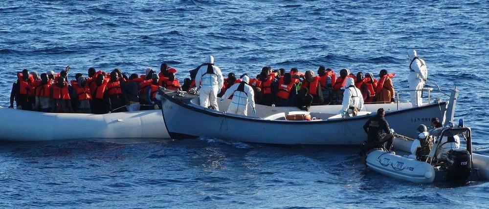 Rund 290 Flüchtlinge wurden hier im Januar 2016 auf dem Weg nach Sizilien von der italienischen Marine gerettet.