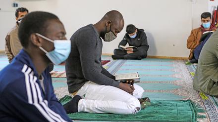 Freitagsgebet in der Moschee in Potsdam - unter Corona-Auflagen mit Mund-Nasen-Schutz.