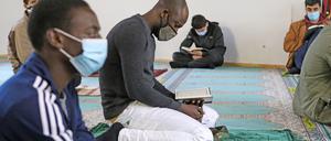 Freitagsgebet in der Moschee in Potsdam - unter Corona-Auflagen mit Mund-Nasen-Schutz.