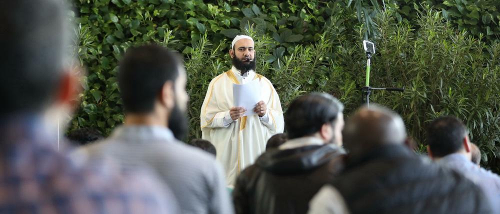 Am vergangenen Freitag kamen wieder einige Hundert Muslime zum Freitagsgebet in die Orangerie der Biosphäre Potsdam.