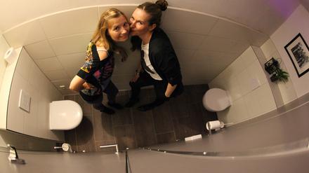 Im neuen Potsdamer Club Pirschheide gibt es diese "Freundinnen-Toiletten".