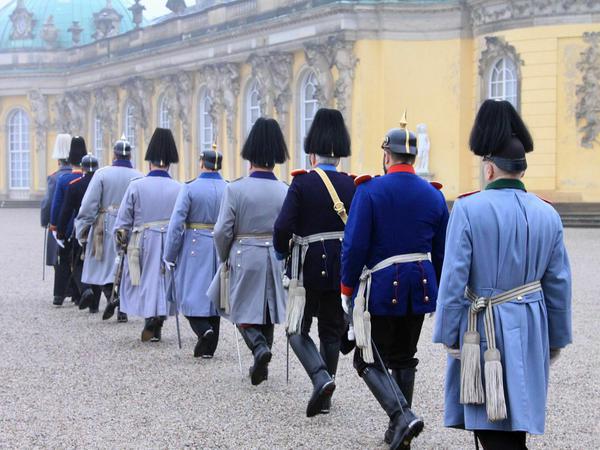 Am Grab von Friedrich II. am Schloss Sanssouci versammelten sich zu seinem 300. Geburtstag am 24. Januar 2012 Hunderte Menschen - teilweise verkleidet.
