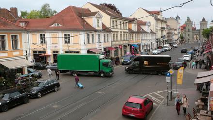 Zurzeit können Autos noch ungehindert von der Gutenbergstraße in die Friedrich-Ebert-Straße fahren bzw. diese queren.